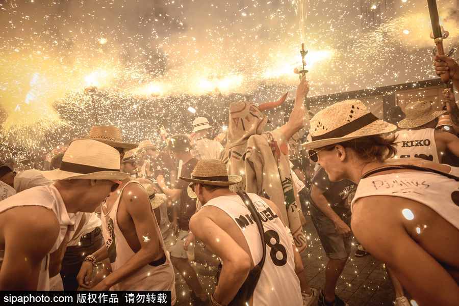 西班牙錫切斯狂歡節：創意煙火秀點亮夜空嗨翻全場
