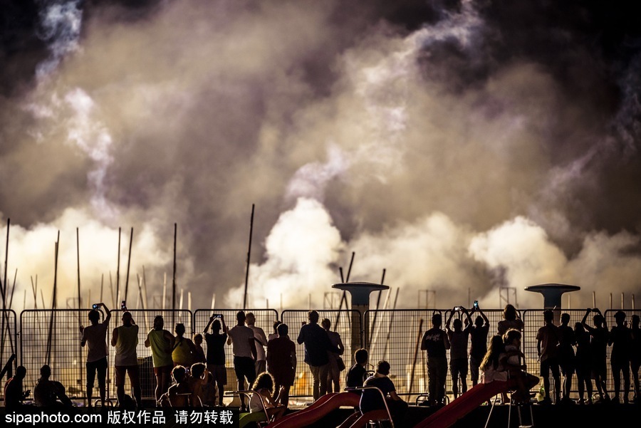 西班牙錫切斯狂歡節(jié)：創(chuàng)意煙火秀點亮夜空嗨翻全場