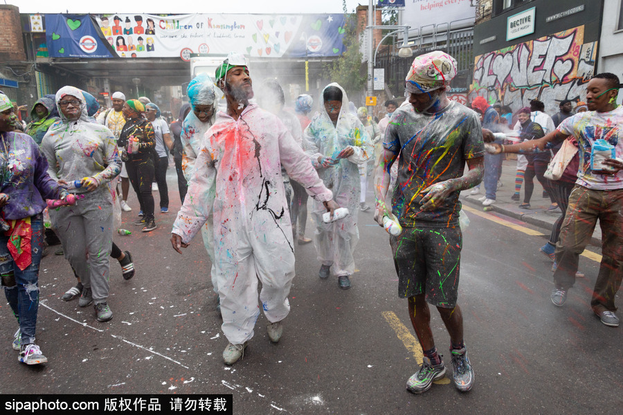 英國倫敦諾丁山狂歡節(jié)首日：肆意潑墨享受涂鴉樂趣 超100萬人參與狂歡活動(dòng)