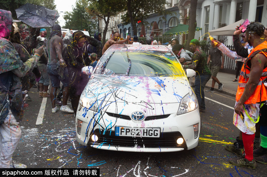 英國倫敦諾丁山狂歡節(jié)首日：肆意潑墨享受涂鴉樂趣 超100萬人參與狂歡活動