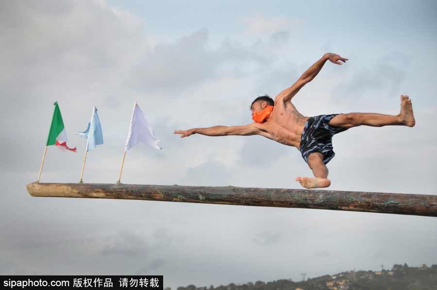 這項傳統比賽刺激又好玩！意大利漁民過獨木橋摘旗子五花八門落水姿勢令人捧腹