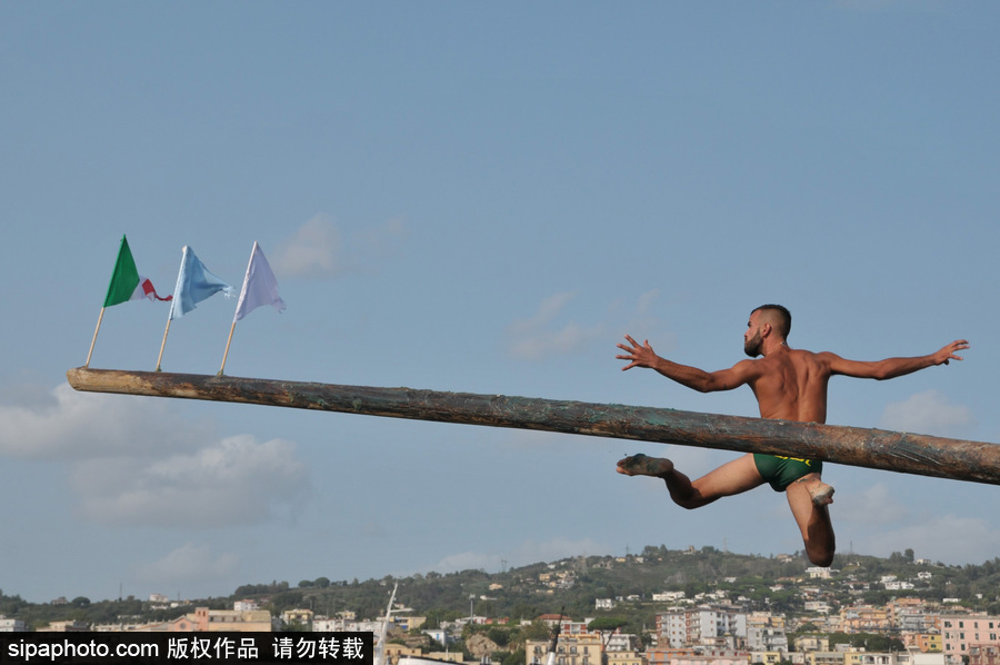 這項傳統比賽刺激又好玩！意大利漁民過獨木橋摘旗子五花八門落水姿勢令人捧腹