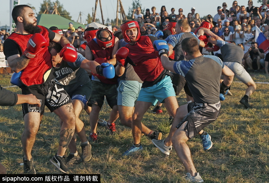 來自“戰斗民族”的力量比拼！俄羅斯坦波夫地區傳統體育比賽現場十分火熱