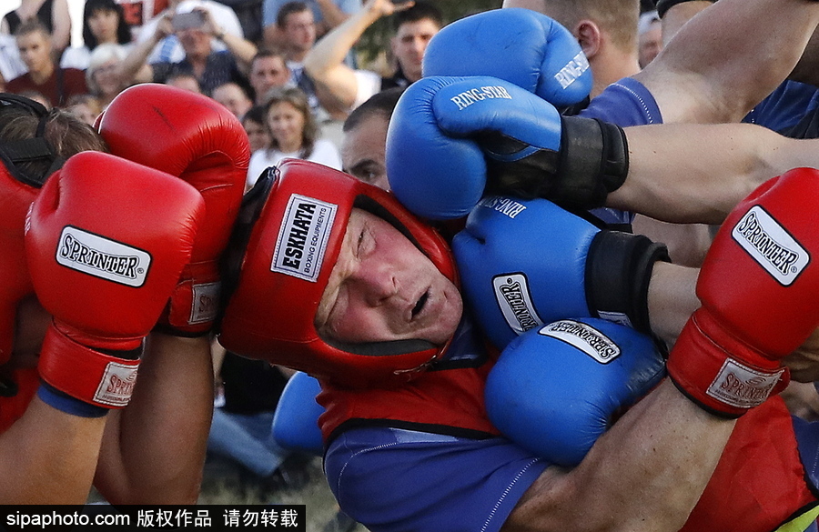 來自“戰(zhàn)斗民族”的力量比拼！俄羅斯坦波夫地區(qū)傳統(tǒng)體育比賽現場十分火熱