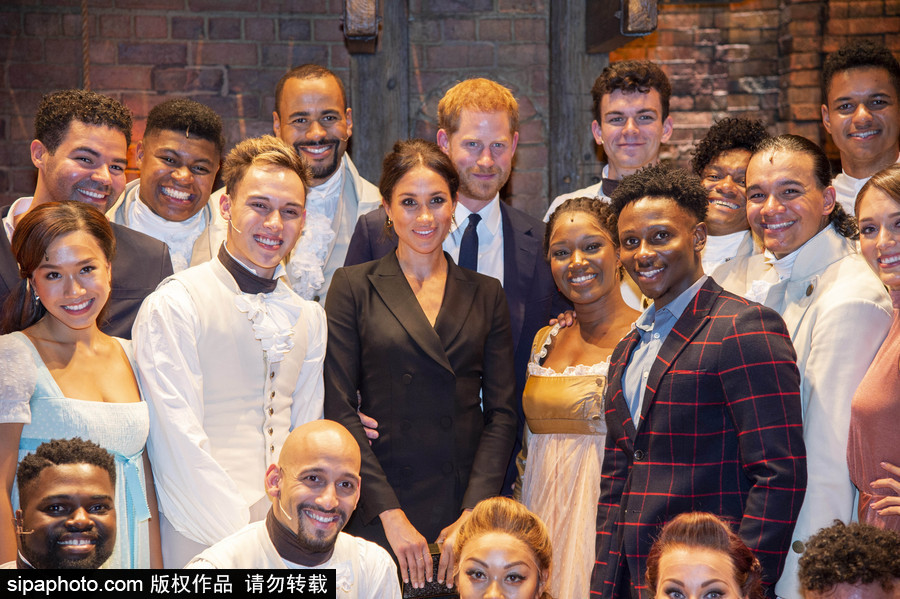 英國哈里王子夫婦亮相倫敦慈善演出現場 梅根王妃一襲黑色套裝短裙盡顯優雅氣質