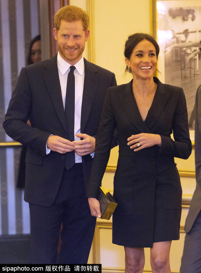 英國(guó)哈里王子夫婦亮相倫敦慈善演出現(xiàn)場(chǎng) 梅根王妃一襲黑色套裝短裙盡顯優(yōu)雅氣質(zhì)