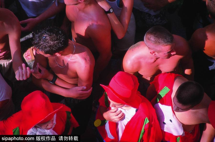 “血色”浪漫！直擊西班牙番茄節現場 互擲番茄毫不手軟