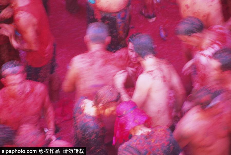 “血色”浪漫！直擊西班牙番茄節現場 互擲番茄毫不手軟