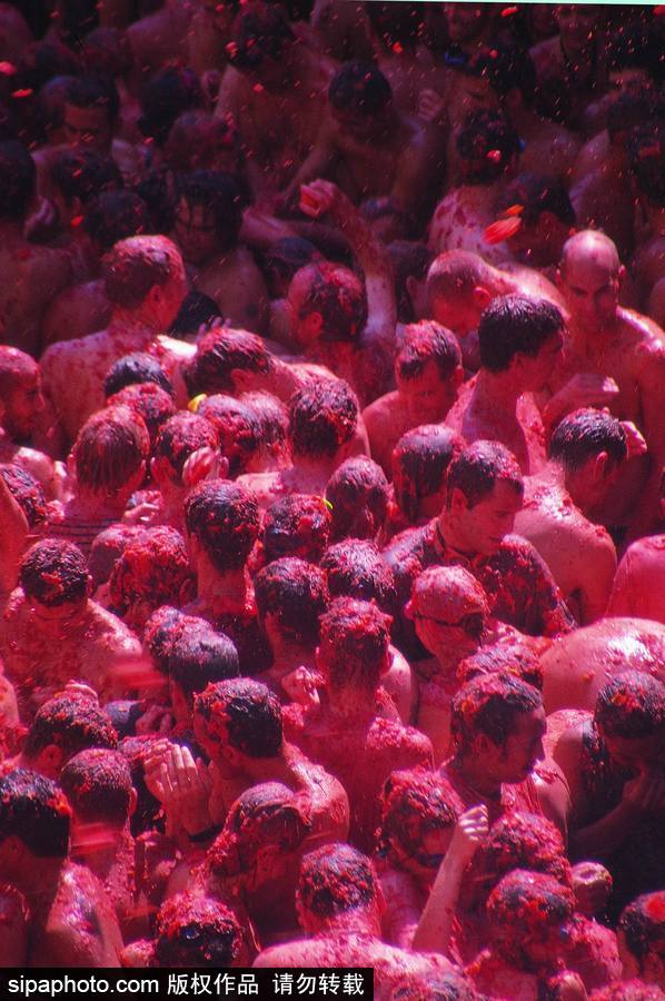 “血色”浪漫！直擊西班牙番茄節現場 互擲番茄毫不手軟