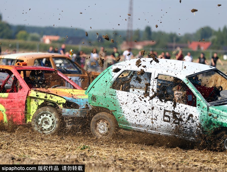 開(kāi)著“破”車(chē)去比賽！法國(guó)另類(lèi)汽車(chē)競(jìng)技賽讓人大開(kāi)眼界