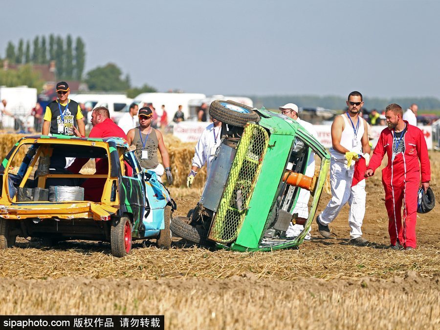 開(kāi)著“破”車去比賽！法國(guó)另類汽車競(jìng)技賽讓人大開(kāi)眼界