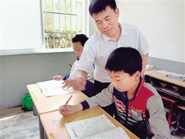 河南大山里的“釘子戶”：堅守17年，扛起數(shù)百名山里娃的“求學(xué)夢”