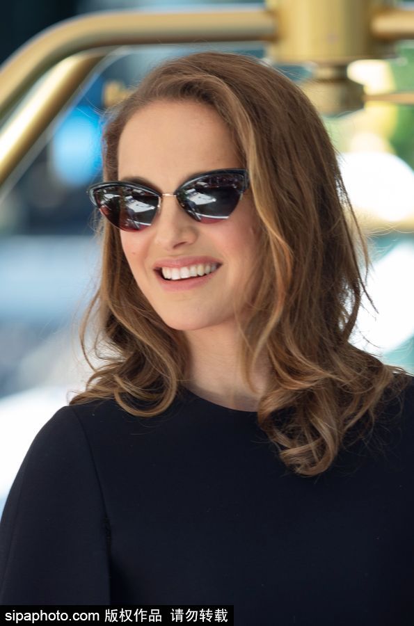 75屆威尼斯：娜塔莉·波特曼身著一襲小黑裙優雅抵達水城