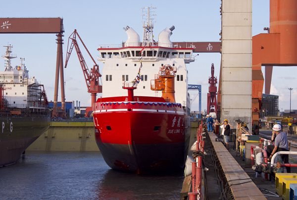 首艘“中國(guó)造”極地破冰船“雪龍2”號(hào)在滬下水