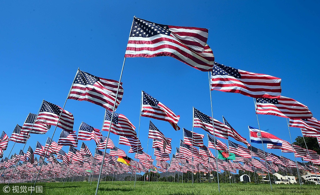 美國(guó)大學(xué)樹(shù)起2997面國(guó)旗 悼念“9·11”恐怖襲擊遇難者