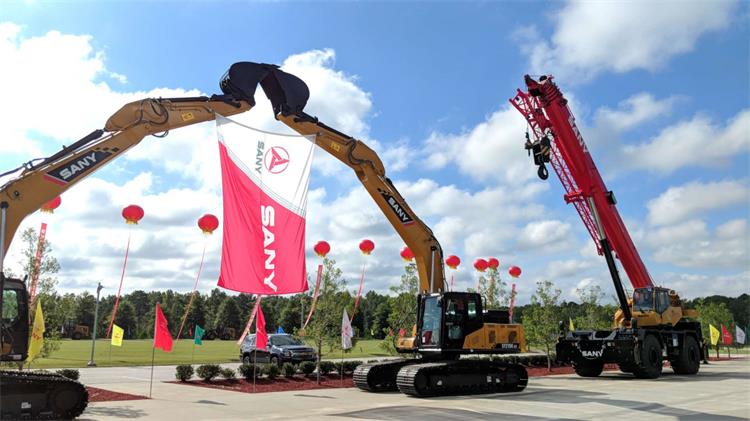 三一重工美國(guó)公司慶祝第2000臺(tái)掘土機(jī)下線