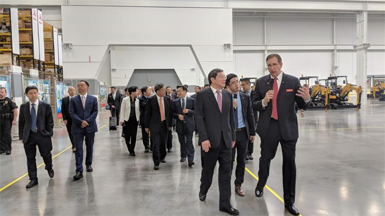 三一重工美國(guó)公司慶祝第2000臺(tái)掘土機(jī)下線