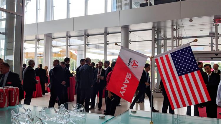 三一重工美國(guó)公司慶祝第2000臺(tái)掘土機(jī)下線