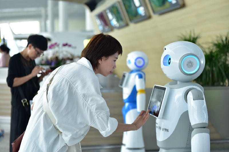 智慧出行新體驗:白云機場上線“云朵”智能機器人