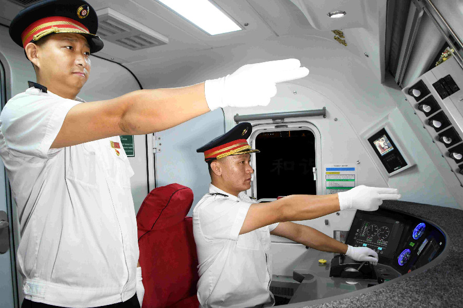 “朱德號”機車組:七十二載車輪滾滾 續(xù)寫“開路先鋒”傳奇