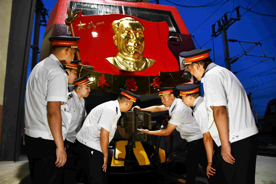 “朱德號”機車組:七十二載車輪滾滾 續(xù)寫“開路先鋒”傳奇