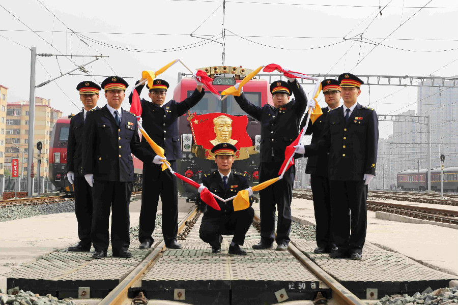 “朱德號”機車組:七十二載車輪滾滾 續(xù)寫“開路先鋒”傳奇