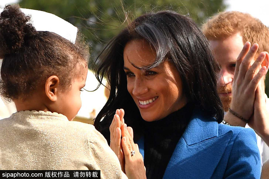 英國哈里王子夫婦出席烹飪書籍出版儀式 梅根王妃親自嘗試展現(xiàn)廚藝