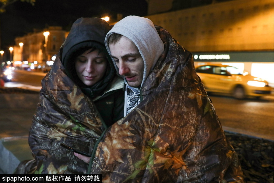 “蘋果”的誘惑！莫斯科街頭上演“扎營露宿”只為購買iPhone X系列新品