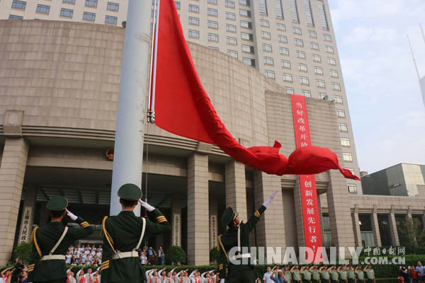 上海中學生用相機記錄國慶<BR>