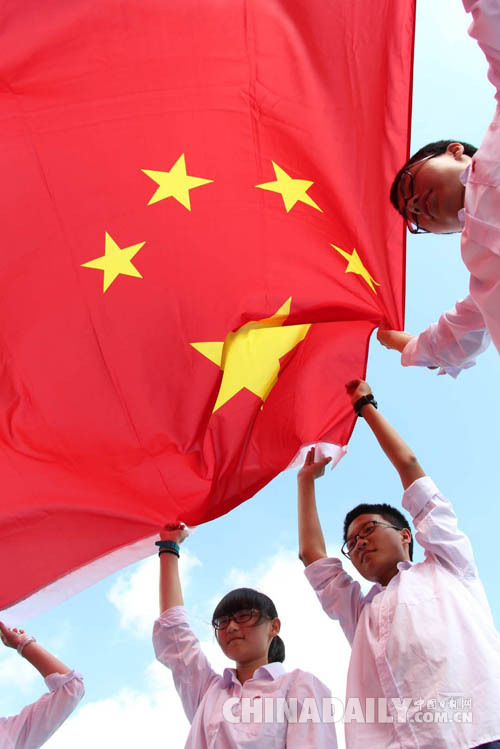 上海中學生用相機記錄國慶<BR>