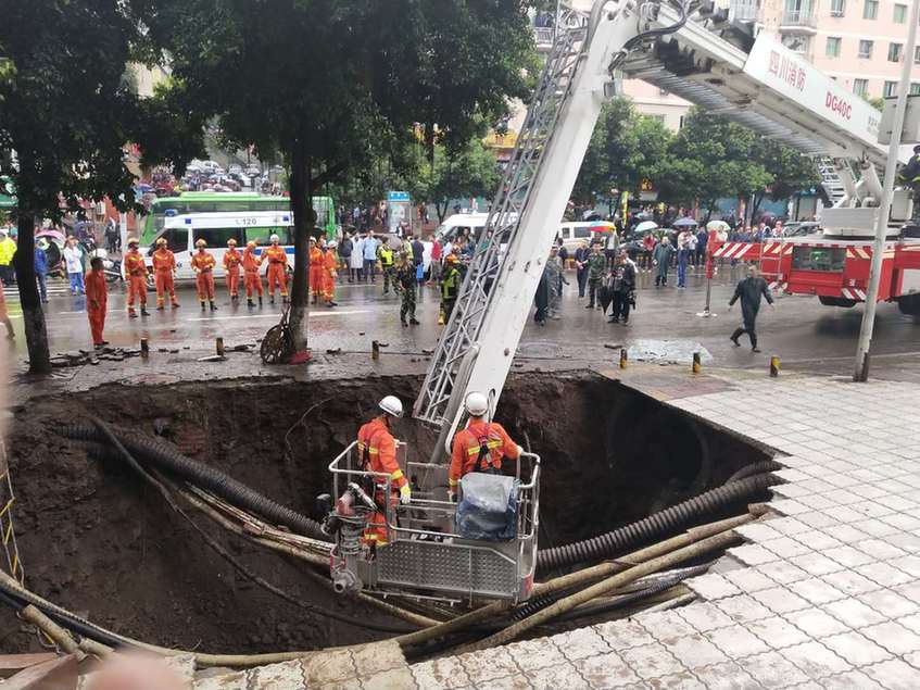 四川達州一人行道塌陷致2人死亡 救援仍在進行