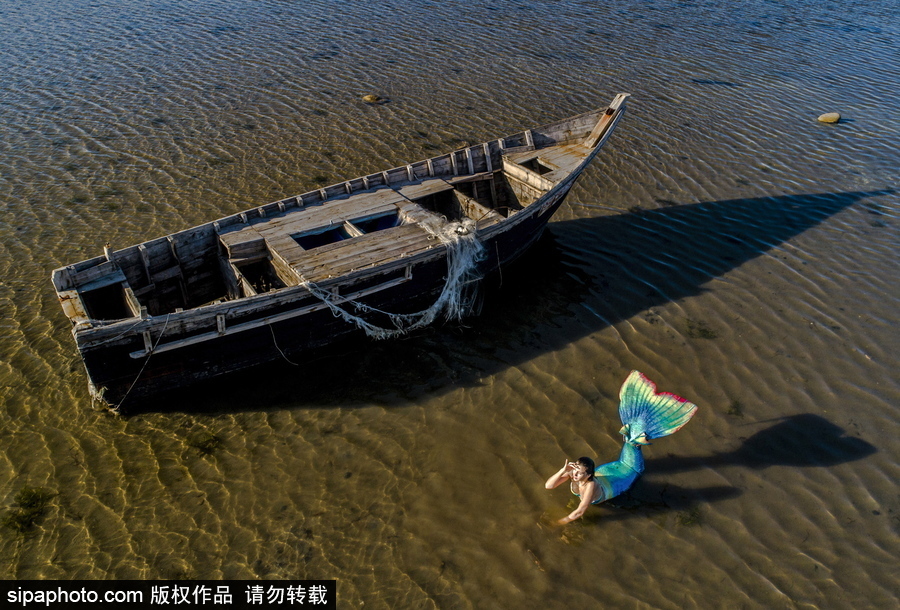 俄羅斯符拉迪沃斯托克：“美人魚”模特水中拍照再現(xiàn)童話場景