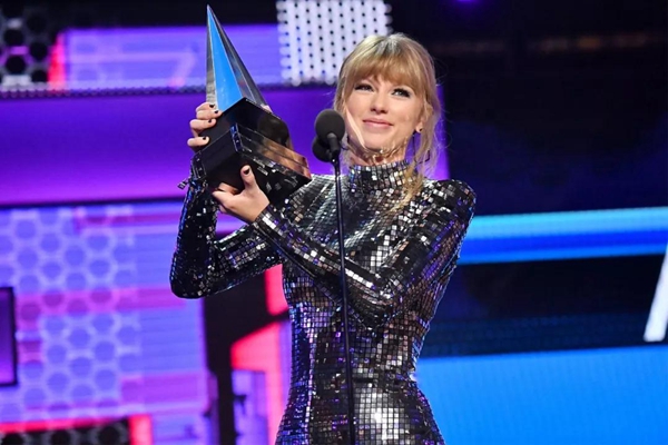 霉霉打破沉默表達(dá)政治立場(chǎng),特朗普:對(duì)她歌的喜愛減少25%丨外媒說