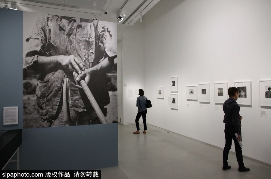 法國巴黎：美國著名女?dāng)z影師多蘿西婭·蘭格攝影展在凡爾賽宮舉行