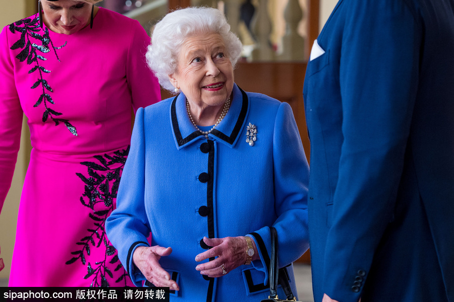 英國女王伊麗莎白二世身著藍色套裝精神矍鑠