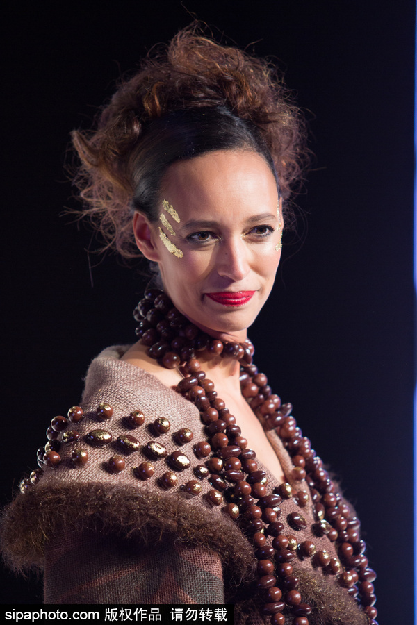 “美味”的裙子？法國巴黎上演另類巧克力時裝秀