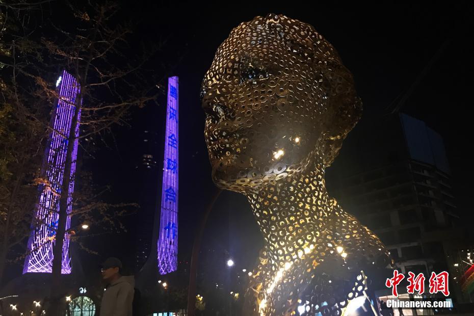 “24小時美術館”亮相南京街頭