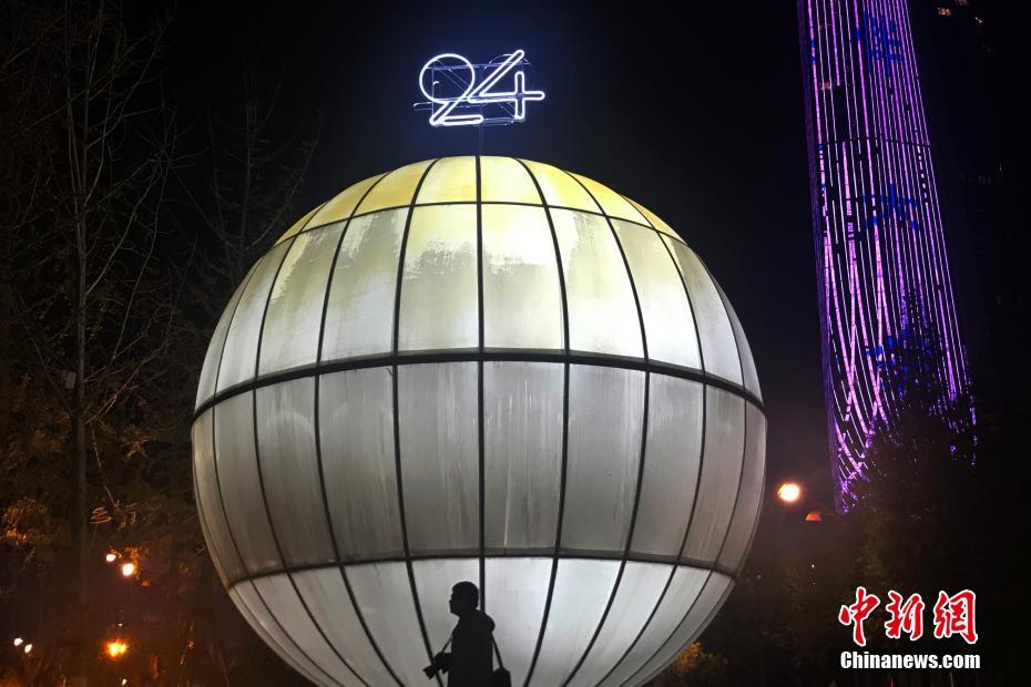 “24小時(shí)美術(shù)館”亮相南京街頭