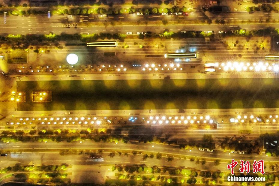 “24小時(shí)美術(shù)館”亮相南京街頭