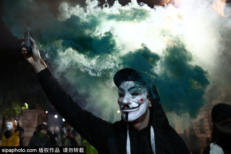 英國(guó)：蓋伊·?？怂怪暝俣热紵?！百萬面具游行在倫敦舉行