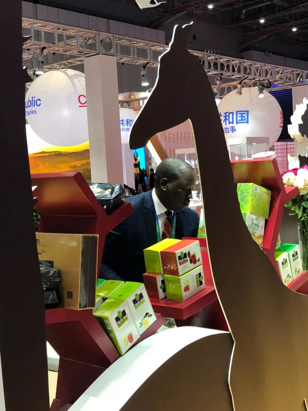 1 時政新聞眼|開幕式結束后,習近平“巡館”看了些什么?