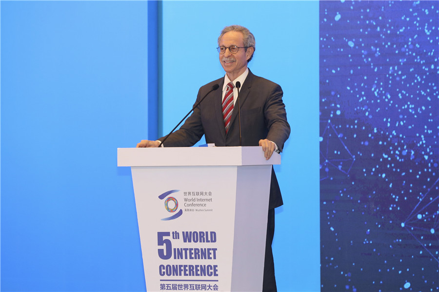 美國庫恩基金會主席羅伯特·勞倫斯·庫恩主持主題演講一：數字鴻溝與經濟發展