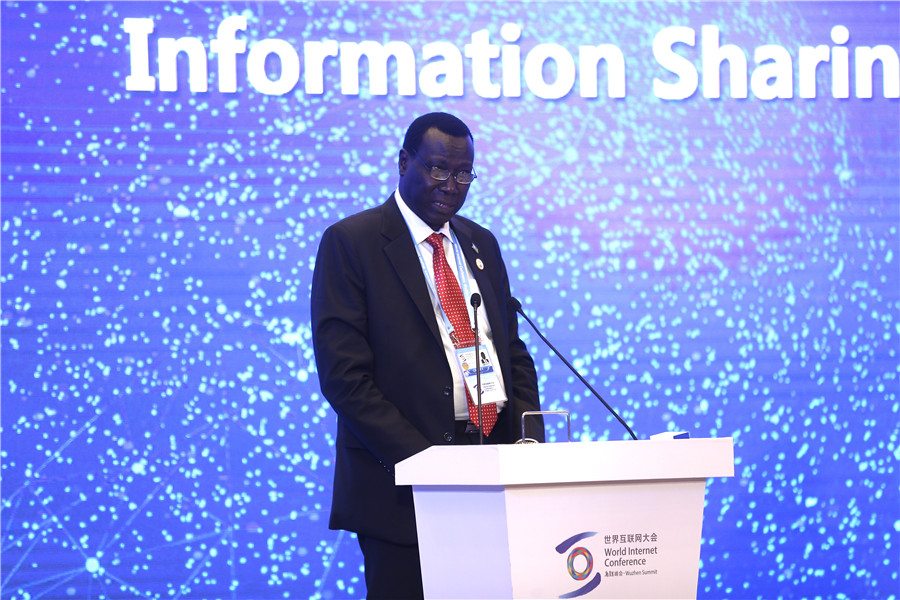 南蘇丹共和國貿易、工業和東非社區事務部第一副部長阿賈克·阿奇盧爾發言