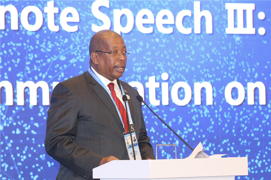 莫桑比克共和國科學技術、高等教育和職業培訓部部長若熱·奧利維奧·佩尼塞拉·年比烏發言