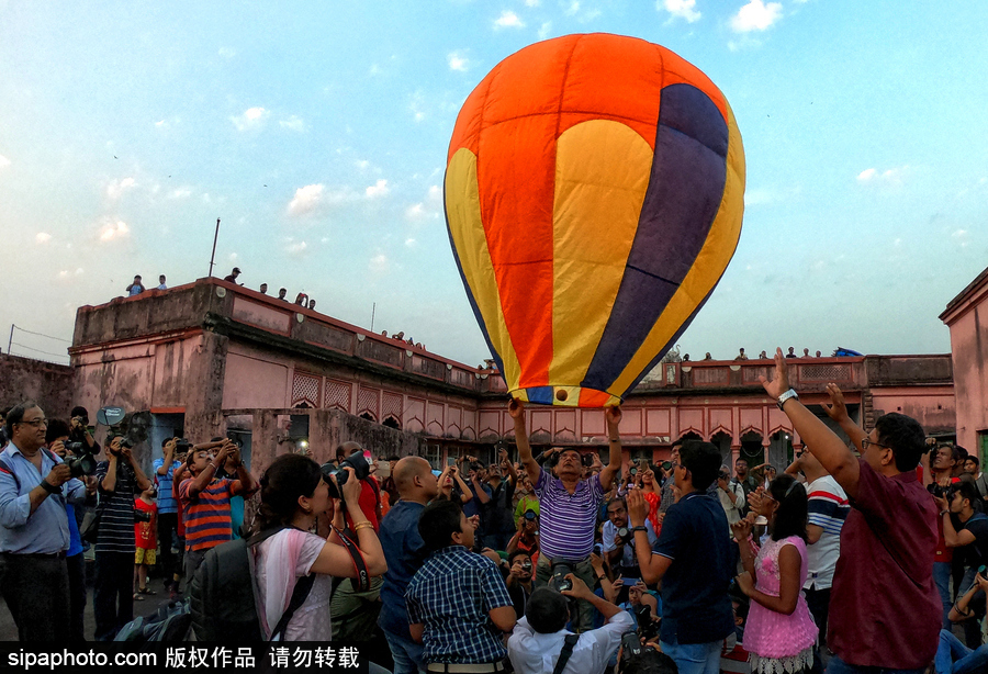 熱氣球or天燈傻傻分不清楚！印度排燈節多盞“彩燈”升空