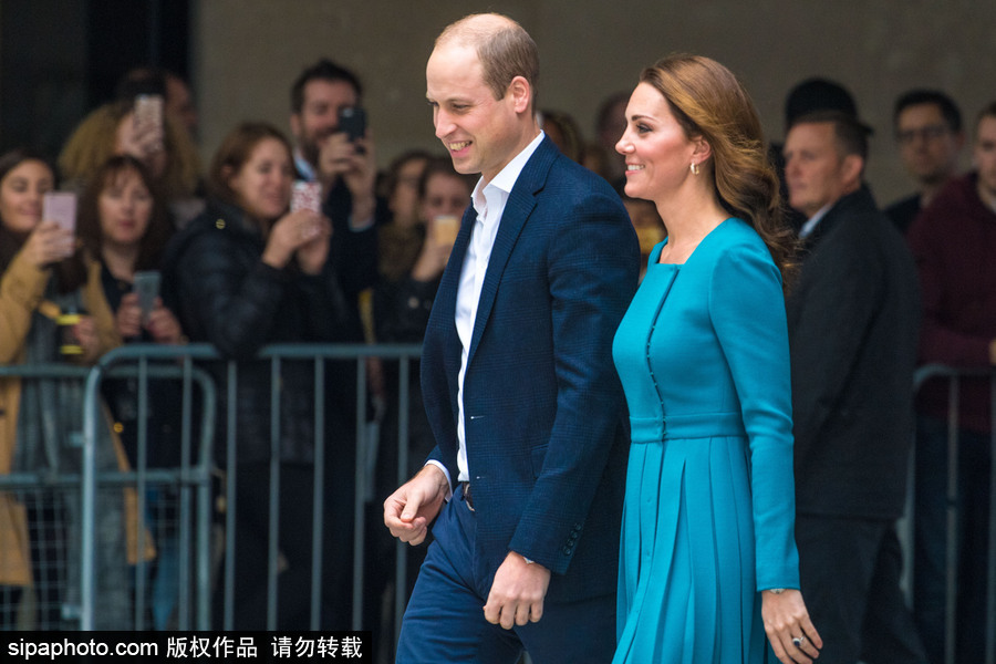 英國威廉王子夫婦訪問BBC 凱特王妃一襲孔雀藍(lán)連衣裙靚麗不失端莊