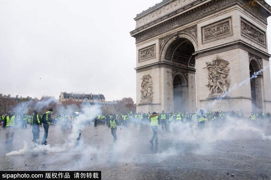 法國：“黃色背心”在南特示威 現場混亂多人受傷