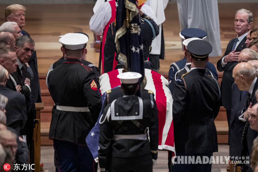 美國前總統老布什葬禮舉行 小布什致悼詞幾度哽咽輕撫靈柩