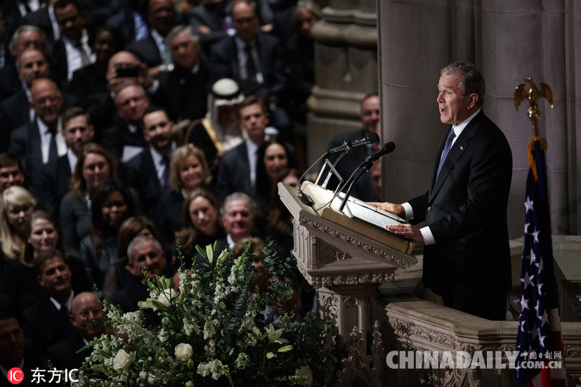 美國前總統老布什葬禮舉行 小布什致悼詞幾度哽咽輕撫靈柩
