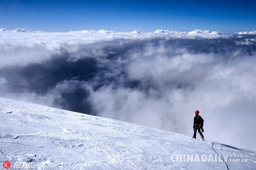 死亡挑戰！膽肥牛人勃朗峰上挑戰懸崖跳傘